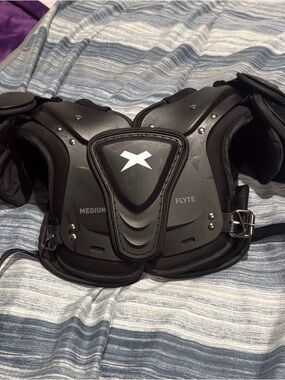 Xenith Flyte Medium Football Shoulder Pads - Black